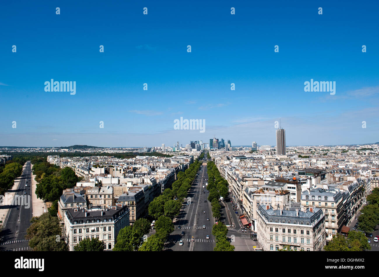 Vue de l'Arc de Triomphe sur l'Avenue de la Grande Armée pour le quartier de la Défense, Paris, Ile de France Banque D'Images