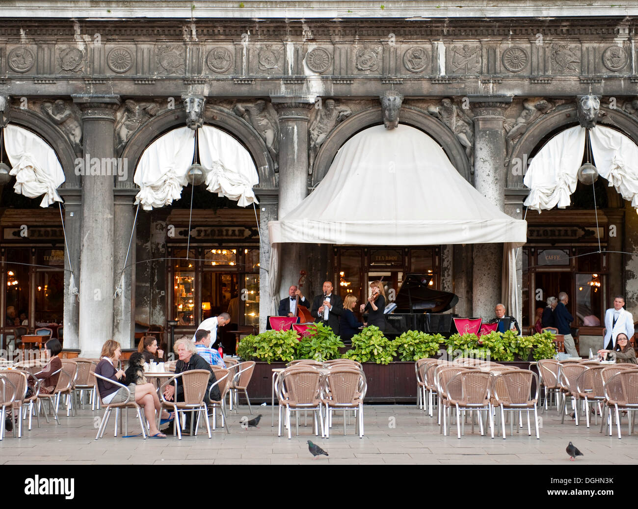 Bande dans le Café Florian sur la Place Saint Marc, Venise, Vénétie, Italie, Europe Banque D'Images