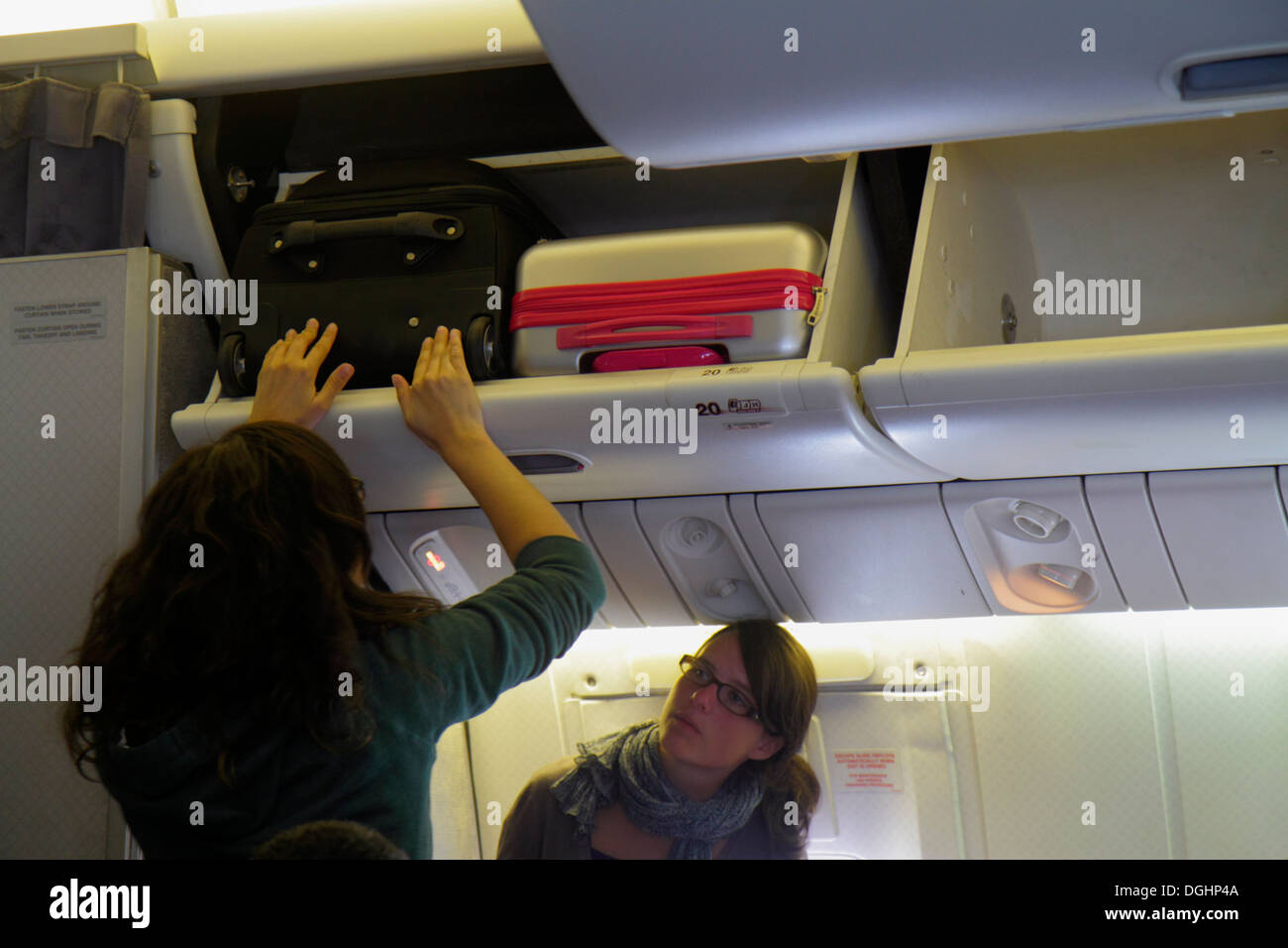 Paris France,Europe,Français,CDG,aéroport Charles de Gaulle,American  Airlines,à bord,cabine passager,bagage à main valise valises c Photo Stock  - Alamy