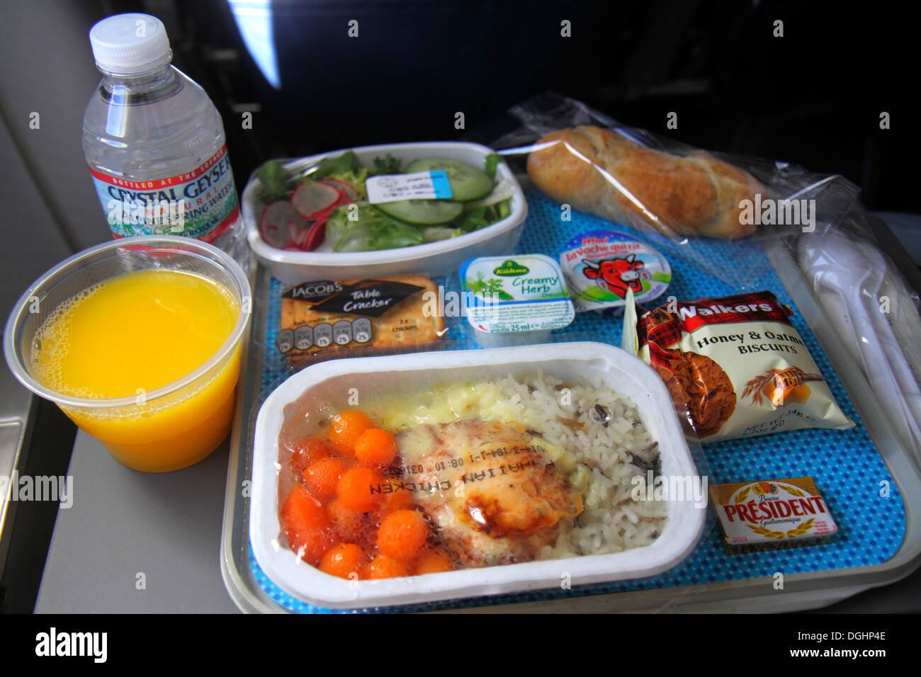 Paris France,CDG,aéroport Charles de Gaulle,American Airlines,vol Miami,siège Economy,repas en vol,jus d'orange,poulet hawaïen,riz,biscuits,sala Banque D'Images