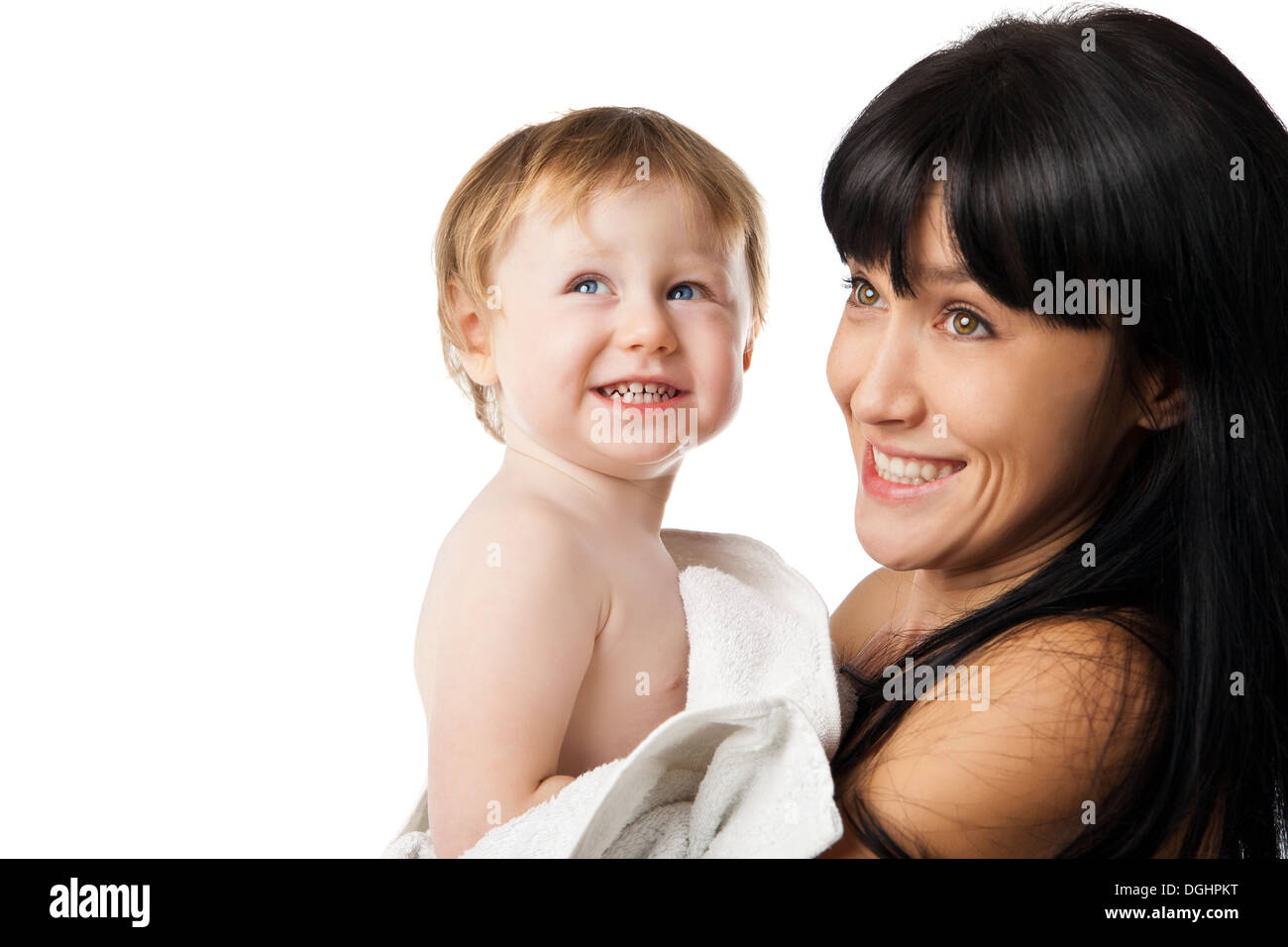 Mère avec son enfant après le bain en serviette blanche Banque D'Images