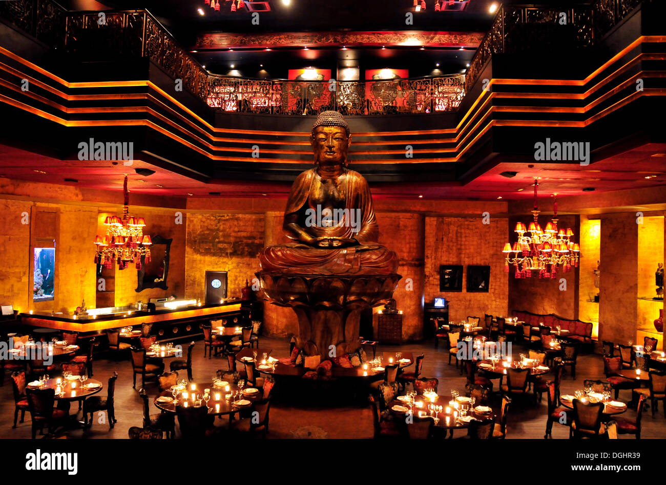 Statue du Bouddha géant dans le célèbre Buddha Bar club de nuit, Beyrouth, Liban, Moyen-Orient, Orient Banque D'Images