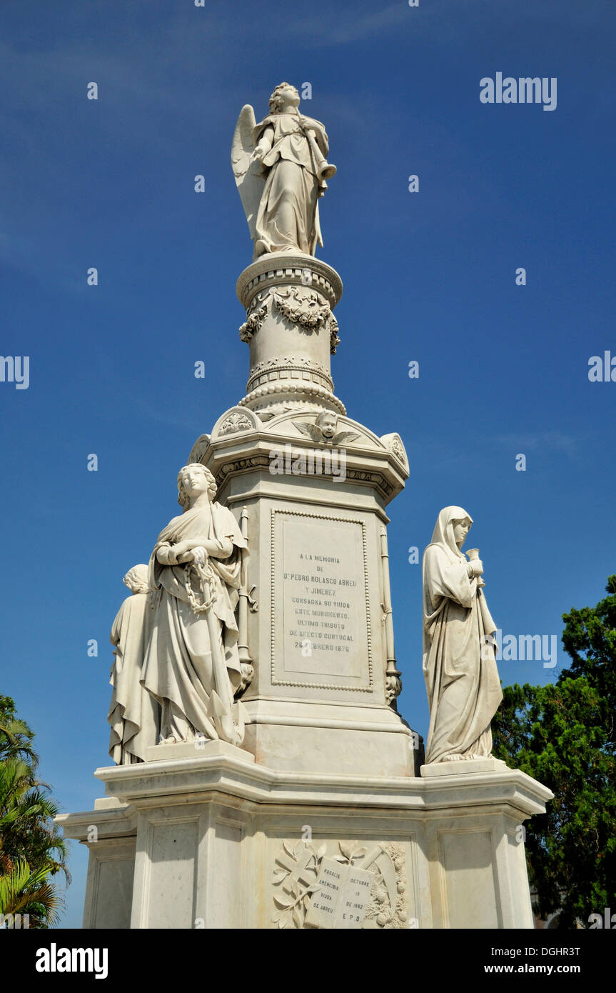Statue d'un ange sur l'une des tombes du cimetière monumental, Colon, Cementerio Cristóbal Colón Banque D'Images