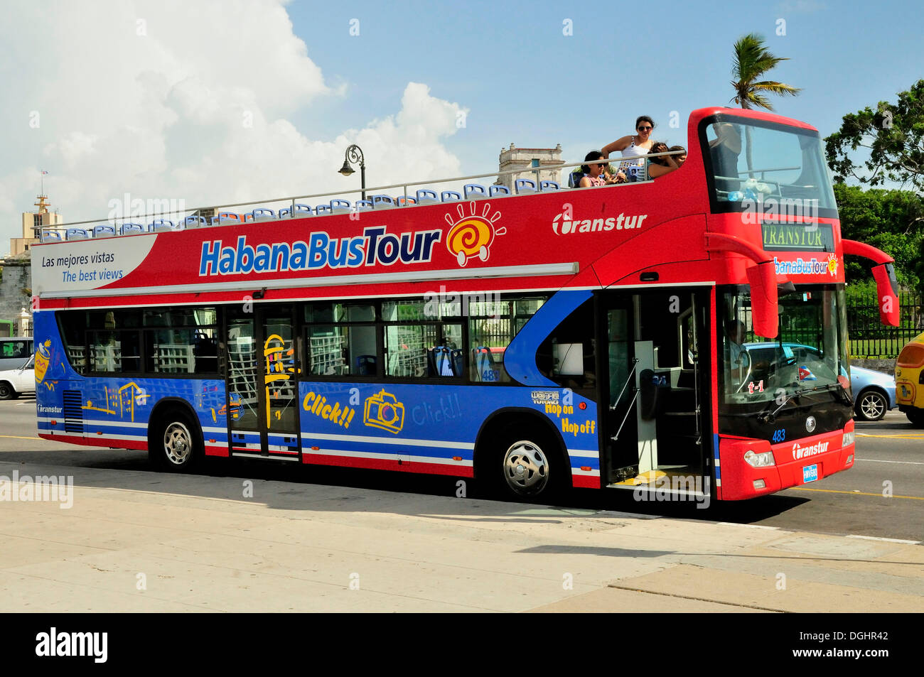 Double-decker bus pour visites sur le Malecón esplanade, vieille ville Habana Vieja, La Havane, Cuba, Caraïbes Banque D'Images
