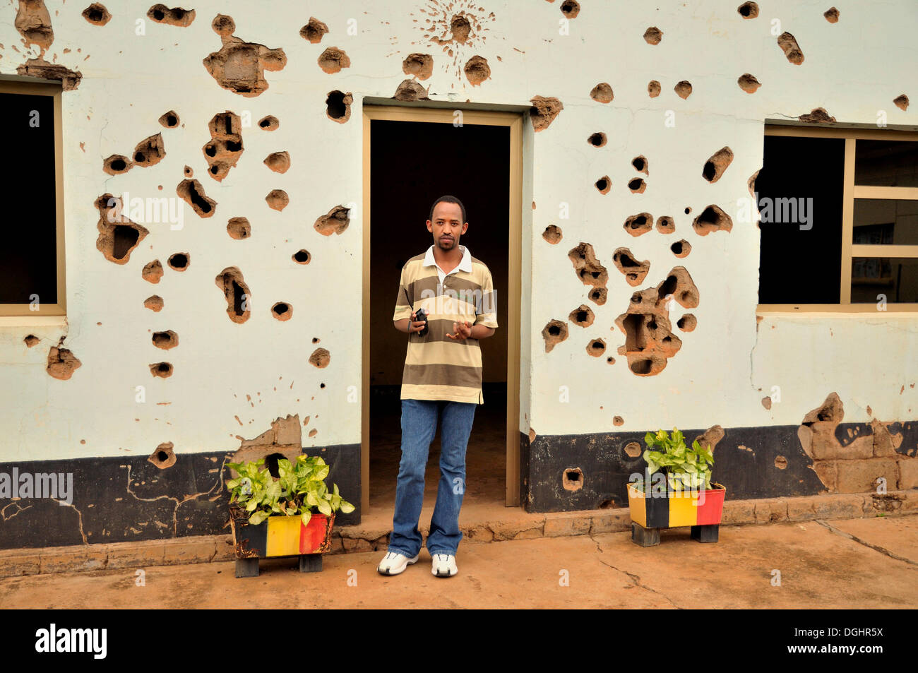 Leader local au mémorial pour les soldats de maintien de la Belge assassiné en avril 1994 à Kigali, Rwanda, Afrique du Sud Banque D'Images