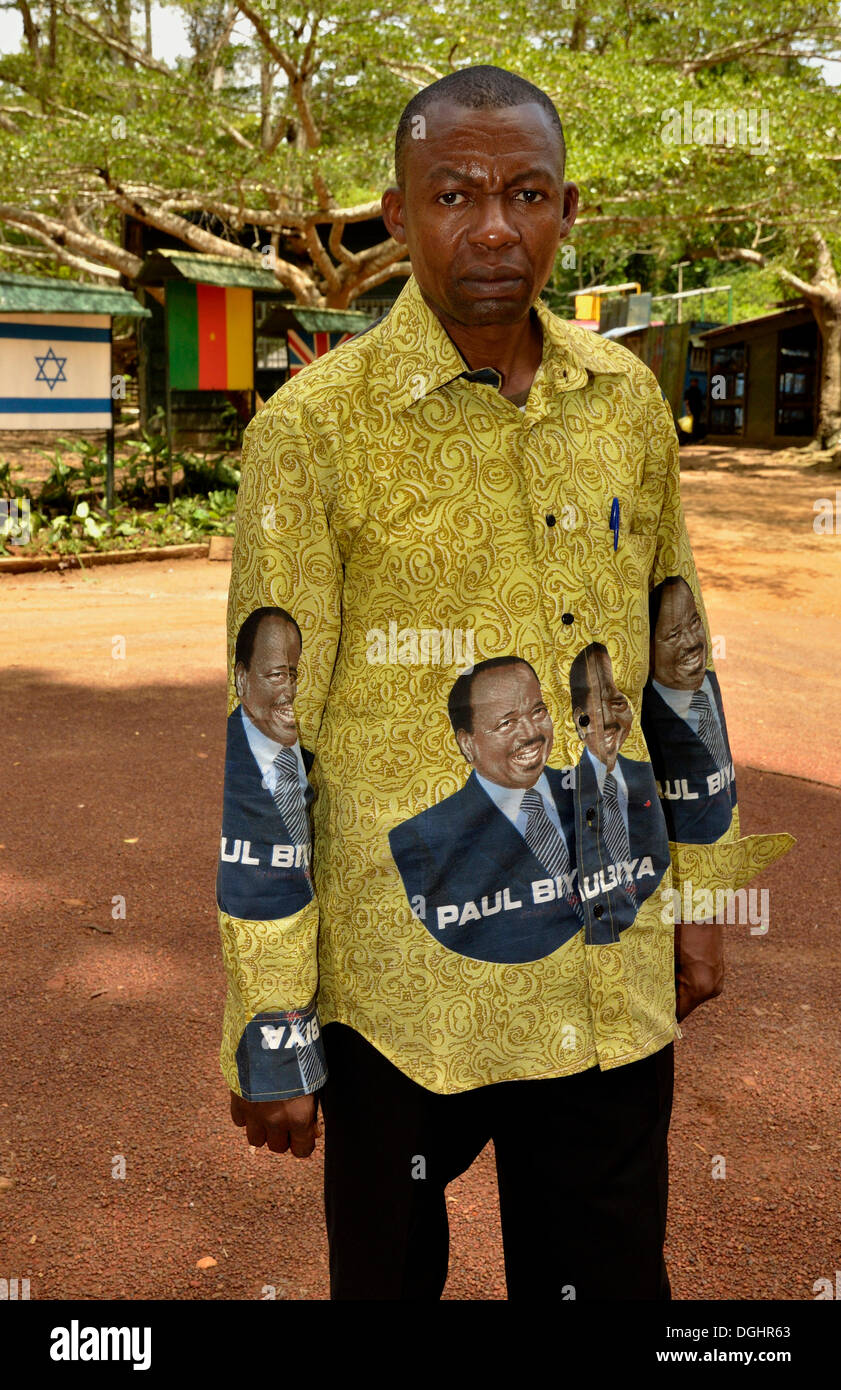Homme portant une chemise avec la face de Paul Biya, Président du Cameroun, Cameroun, Afrique centrale, Afrique Banque D'Images