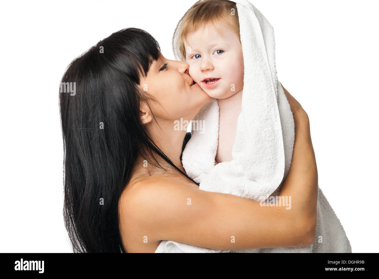 Mère avec son enfant après le bain en serviette blanche Banque D'Images