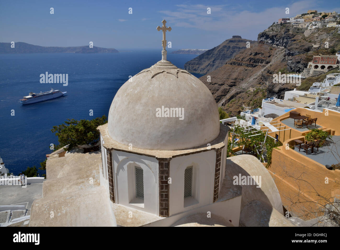 Vue depuis le bord du cratère sur les toits de Firá ou Thira dans la caldeira, Ágios Ioánnis church à l'avant, Santorin Banque D'Images