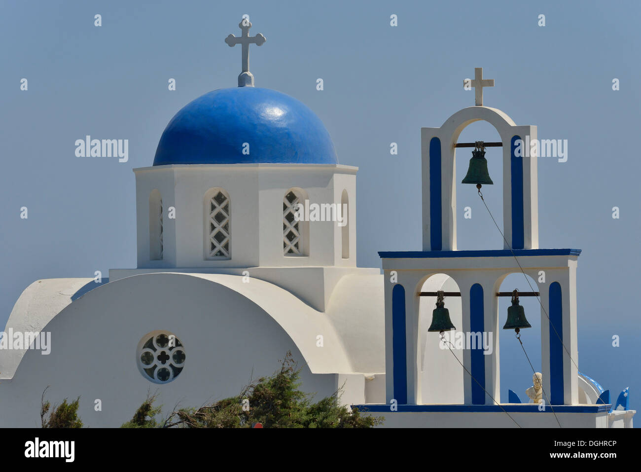Ancienne église d'Éxo Goniá avec un dôme bleu clair, l'architecture typique des Cyclades, Santorini, Cyclades, îles grecques, Grèce Banque D'Images