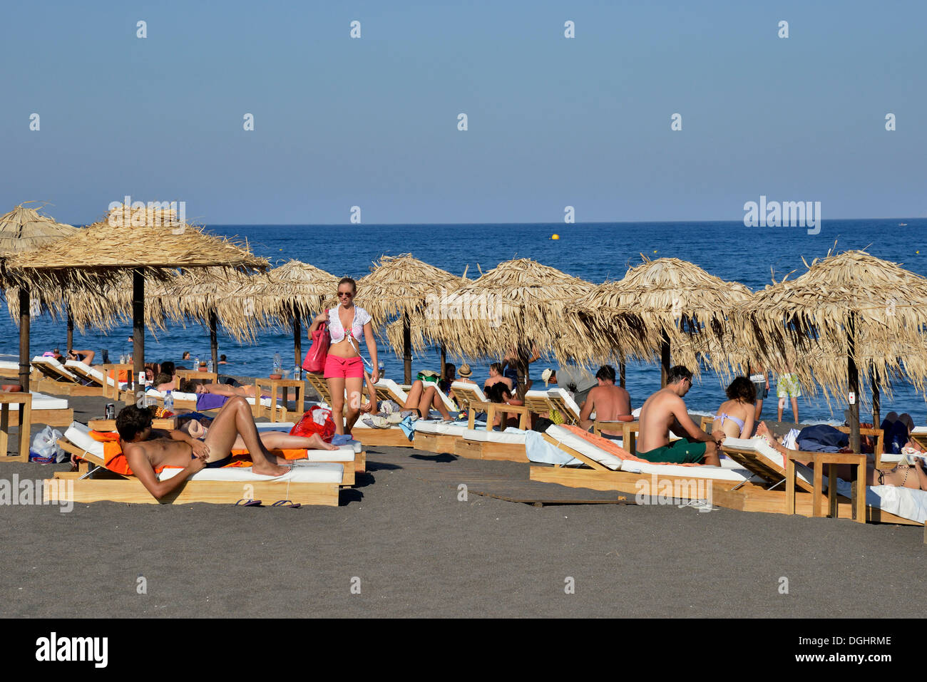 Les touristes en Perívolos Perívolos, Perivolos Beach près de, Santorin, Cyclades, Grece Banque D'Images