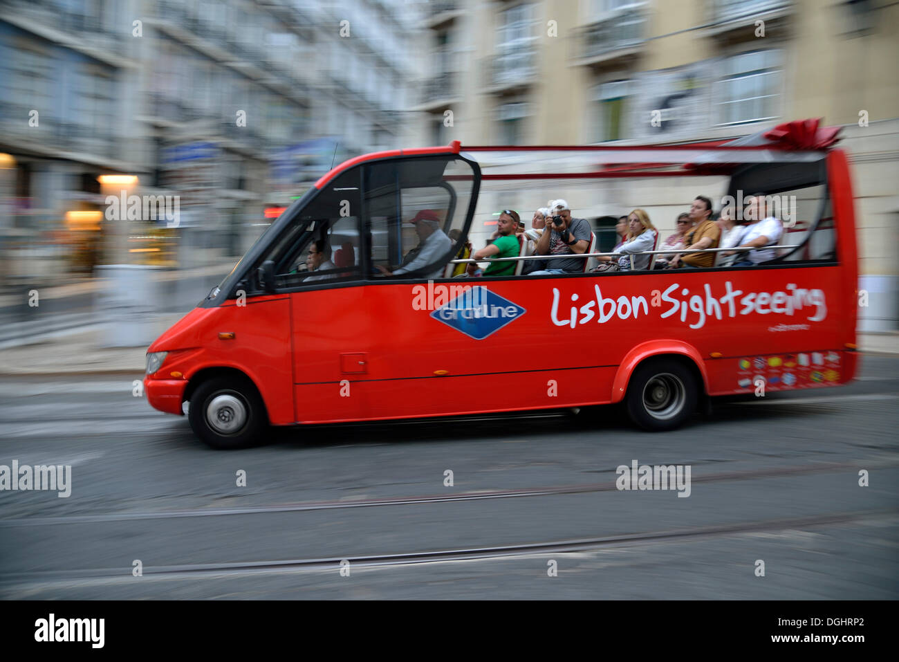 Bus de tourisme avec les touristes, Alfama, Lisbonne, Lisbonne, Portugal District Banque D'Images