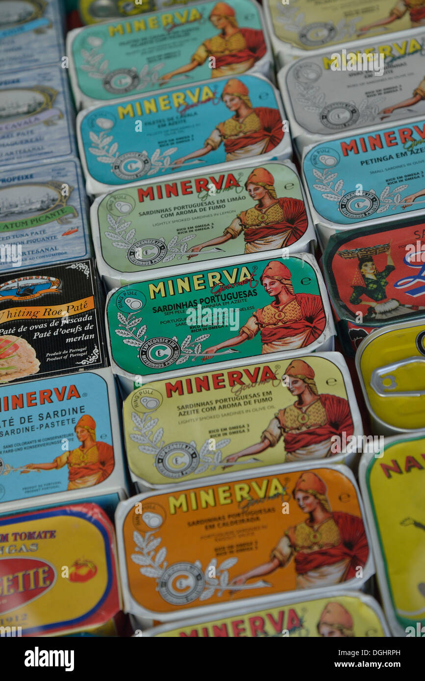 Les boîtes de sardines typiques portugais dans une épicerie fine, Alfama, Lisbonne, Lisbonne, Portugal District Banque D'Images