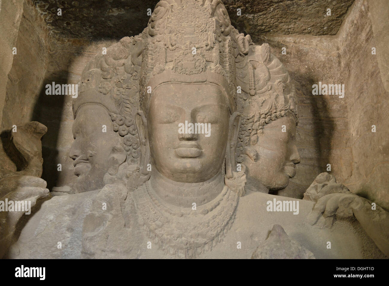 La figure d'un Shiva à trois têtes dans la grotte principale du temple de Shiva sur l'île d'Elephanta, UNESCO World Heritage Site, Mumbai Banque D'Images