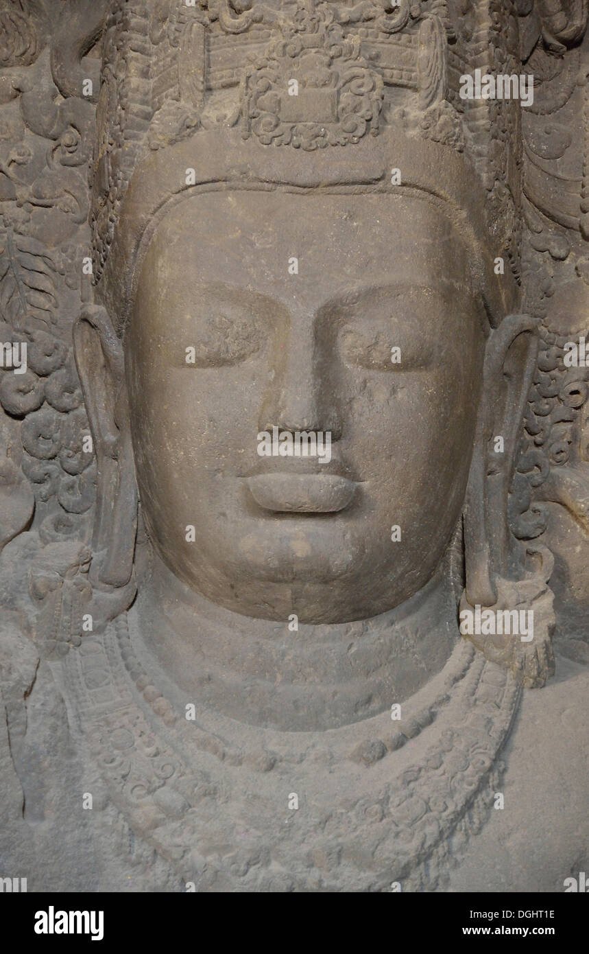 La figure de Shiva dans la grotte principale du temple de Shiva sur l'île d'Elephanta, UNESCO World Heritage Site, Mumbai, Maharashtra, Inde Banque D'Images