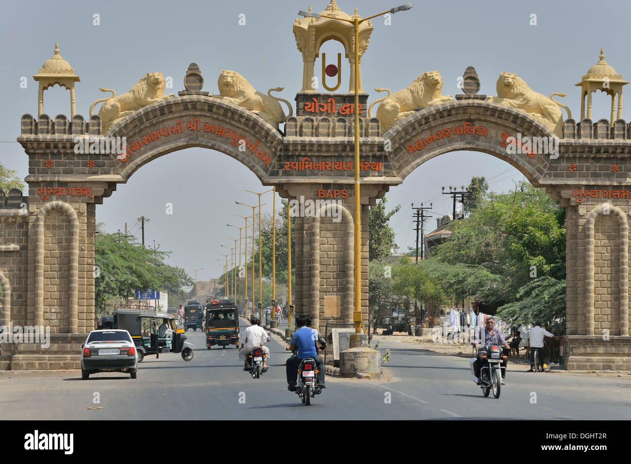 Porte de ville avec une représentation des lions, Junagadh, Gujarat, Inde Banque D'Images