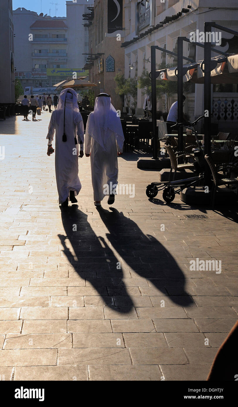 Ressortissants qatariens, Thobe blanc vêtu du costume traditionnel souk