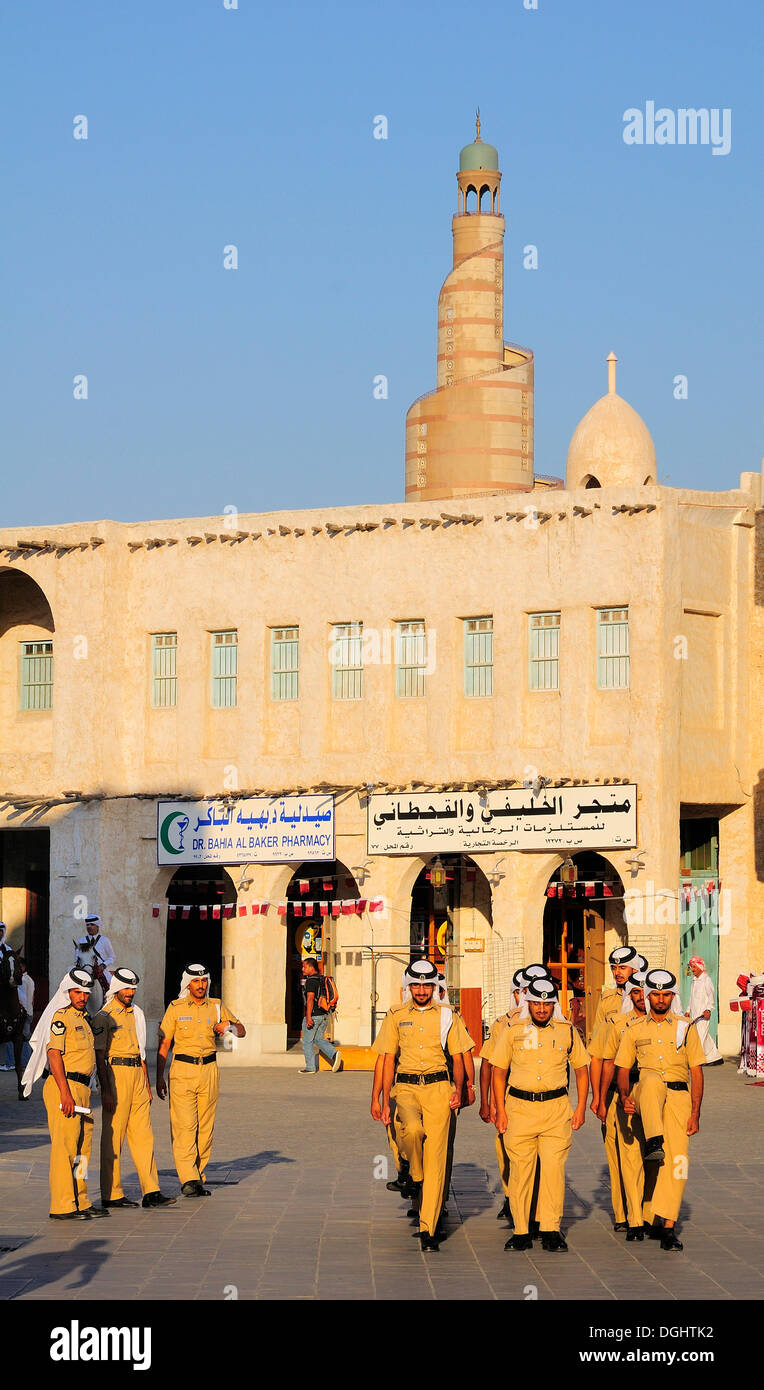 Les agents de police en train de répéter pour un défilé, le Souk Waqif, Doha, Qatar, Moyen-Orient Banque D'Images