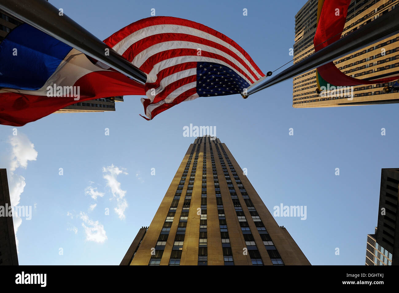 Vue du Rockefeller Center, Rockefeller Plaza, avec un drapeau national, Manhattan, New York, USA Banque D'Images