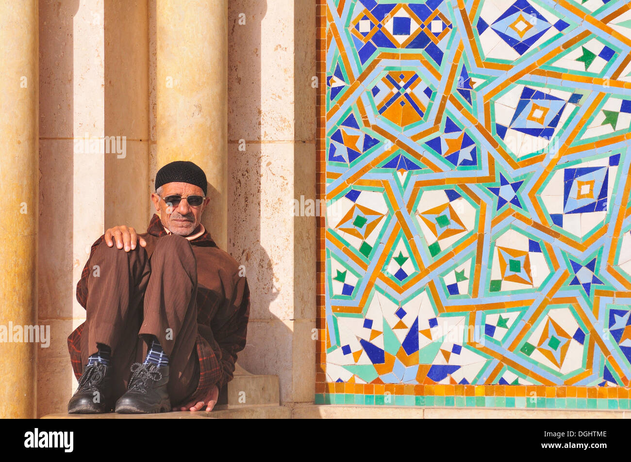 Homme assis à l'intérieur de la Mosquée Hassan II à Casablanca, Maroc, Afrique Banque D'Images