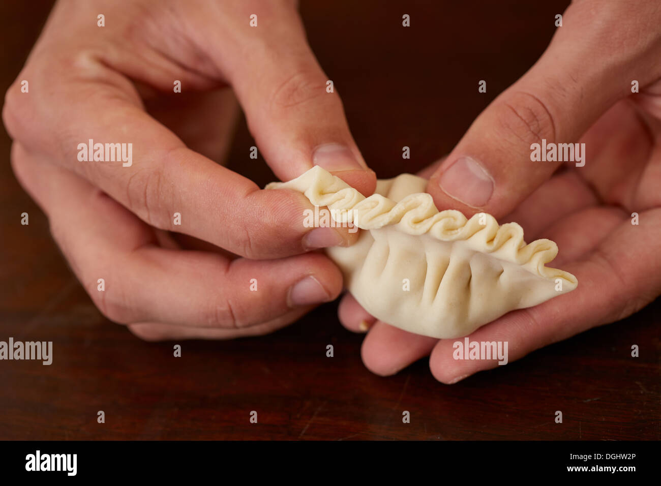 Préparer les mains des dim-sum dumplings asiatique Banque D'Images