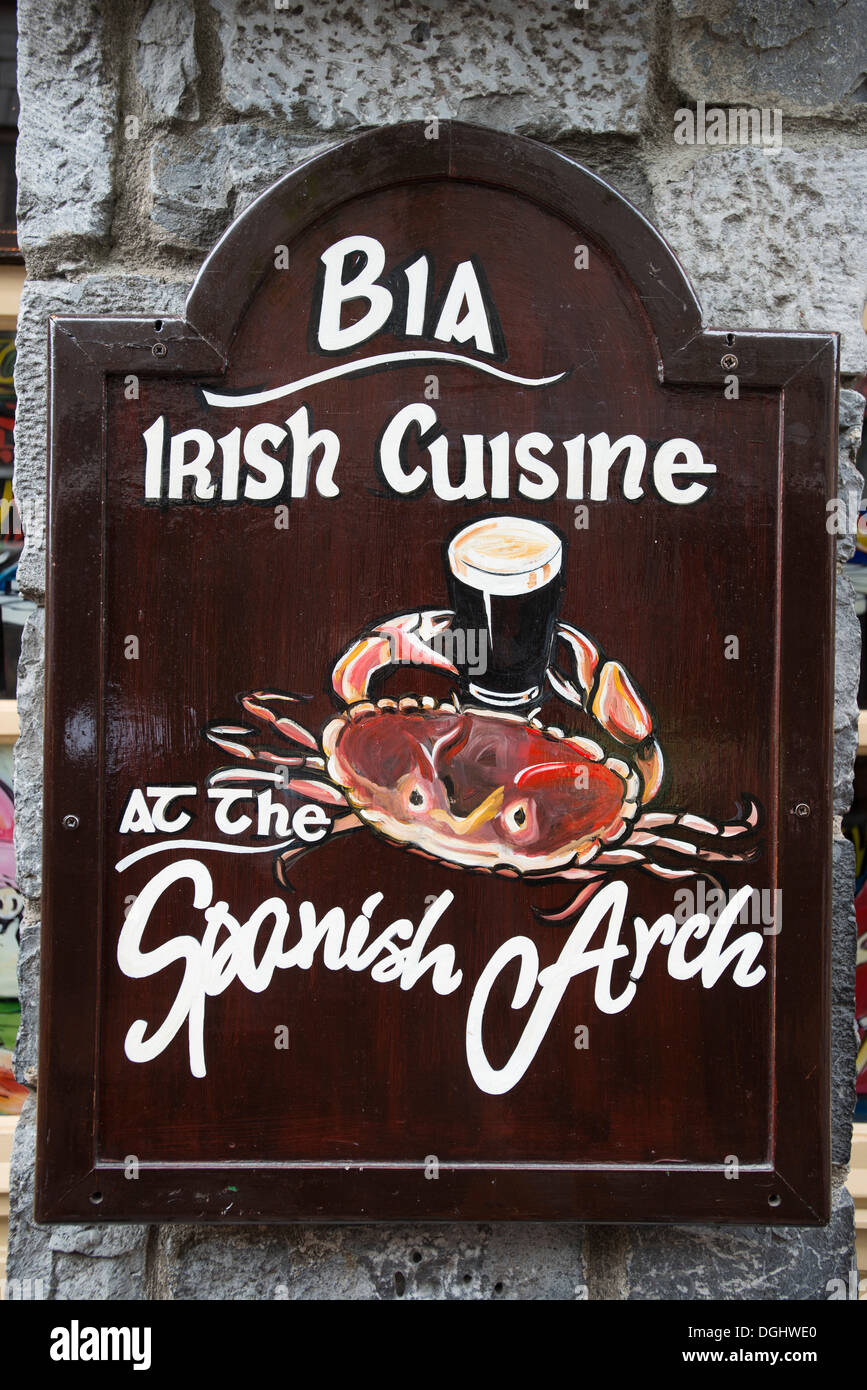 Une cuisine irlandaise, signe à l'arche espagnole pub, Galway, comté de Galway, en République d'Irlande, Europe, PublicGround Banque D'Images