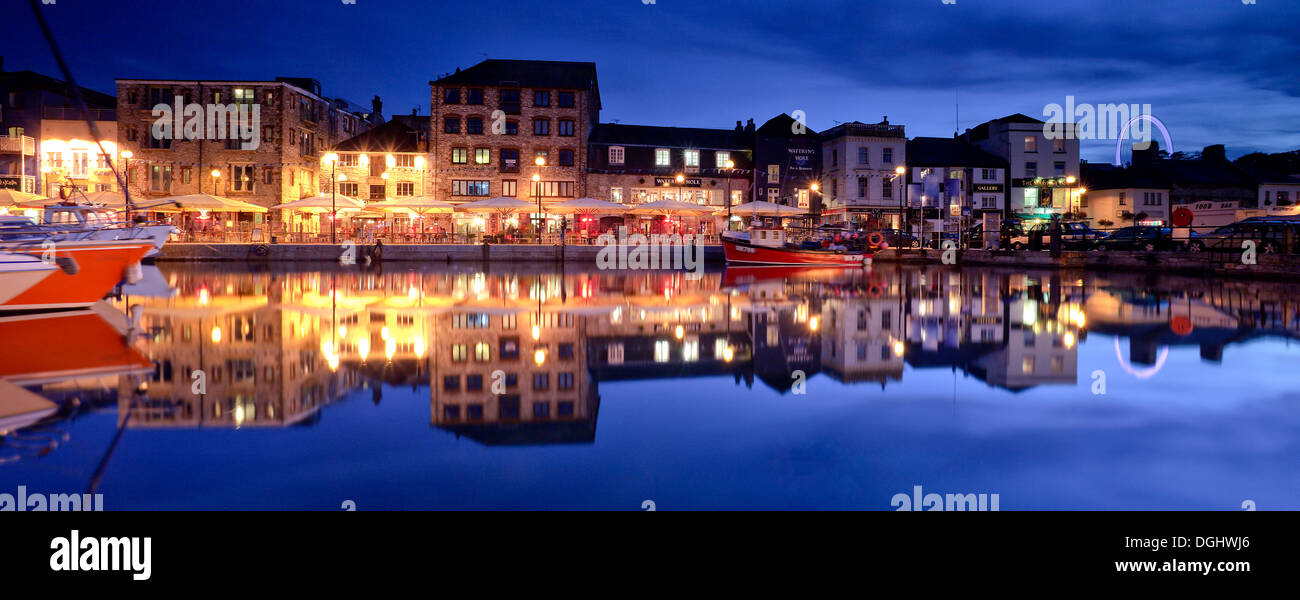 Une belle vue sur le port vers Plymouth Barbican. Banque D'Images