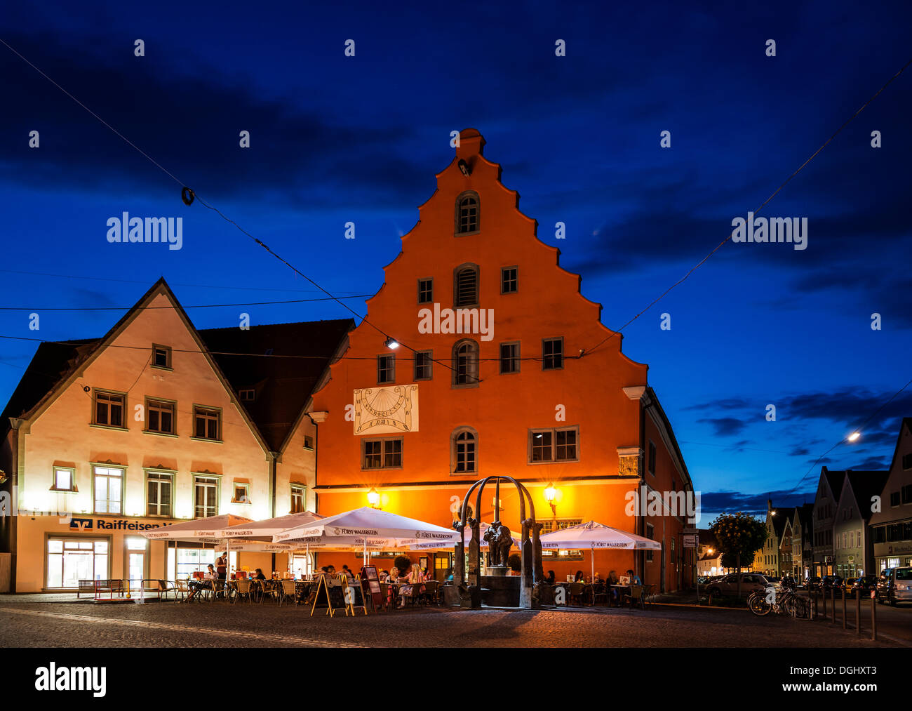 Restaurant Schranne, au crépuscule, le centre historique, Nördlingen, Bavière, Allemagne Banque D'Images