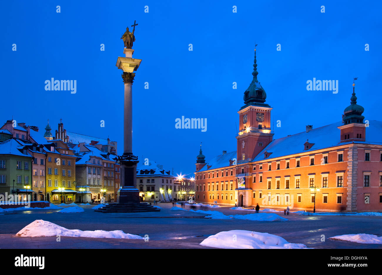 Crépuscule d'hiver dans la place du château à Varsovie avec Zygmunt's Column et le Château Royal. Banque D'Images