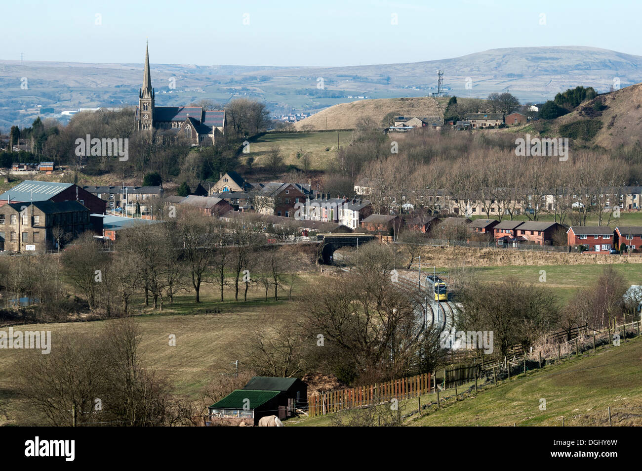 Saint Thomas d''Église sur la vallée de Beal, Newhey, Rochdale, Greater Manchester, Angleterre Royaume-uni. Tramway Metrolink au premier plan. Banque D'Images