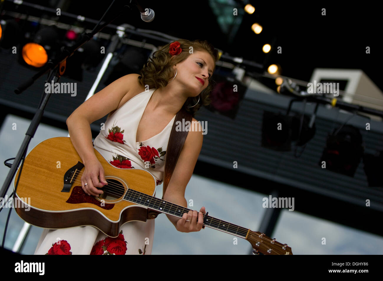 Chanteuse norvégienne Benedicte Braenden live au Blue Balls Festival de Lucerne, en avant du KKL, Lucerne, Suisse Banque D'Images