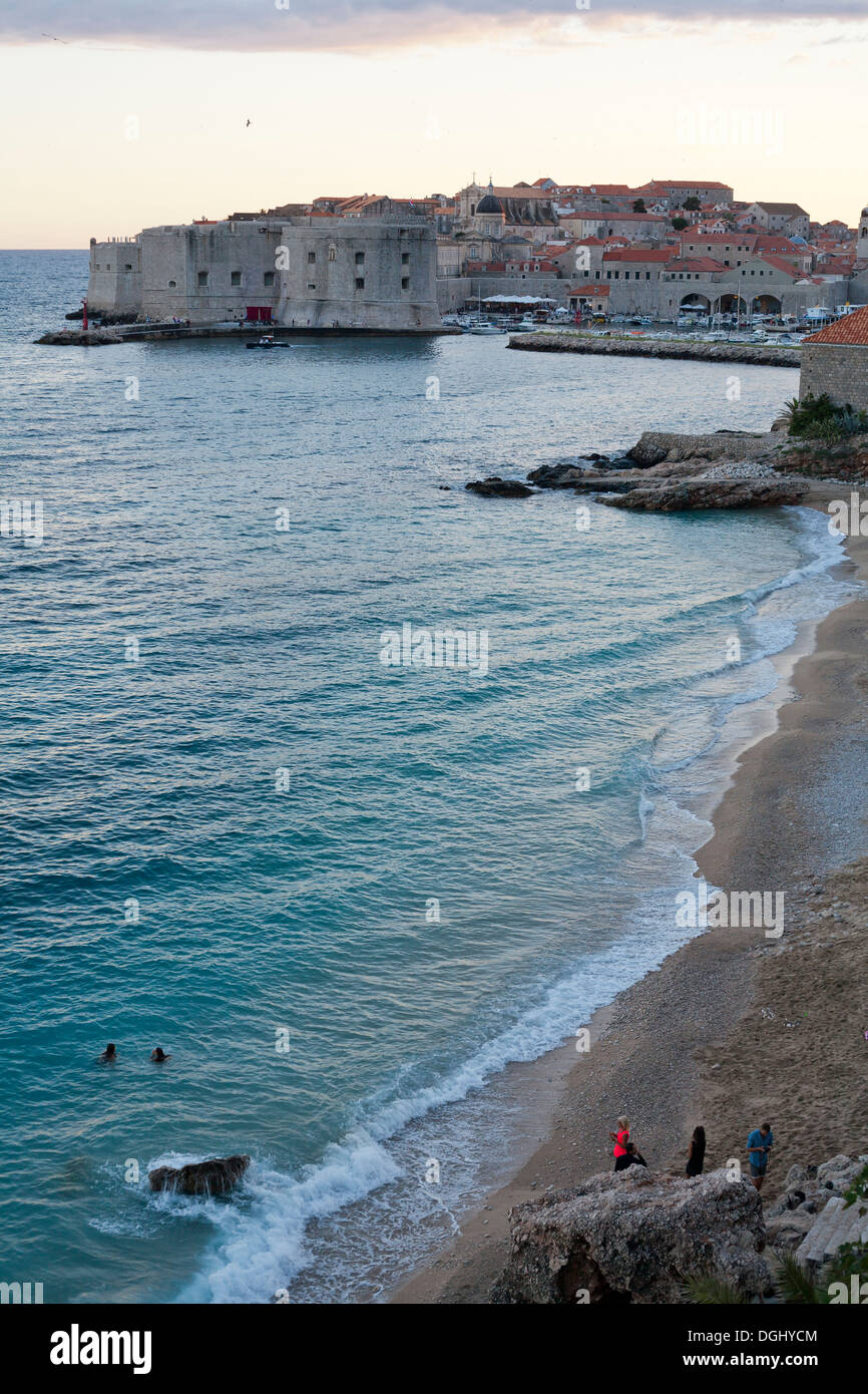 La plage de Banje, la ville de Dubrovnik. Banque D'Images