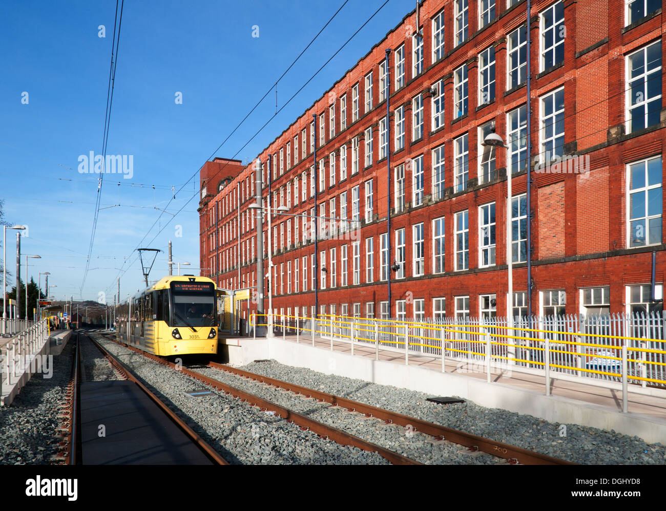 Briar moulin et le Shaw et Crompton tramway Metrolink, sur la ligne d'Oldham-Rochdale, Shaw, Oldham, Manchester, Angleterre, RU Banque D'Images