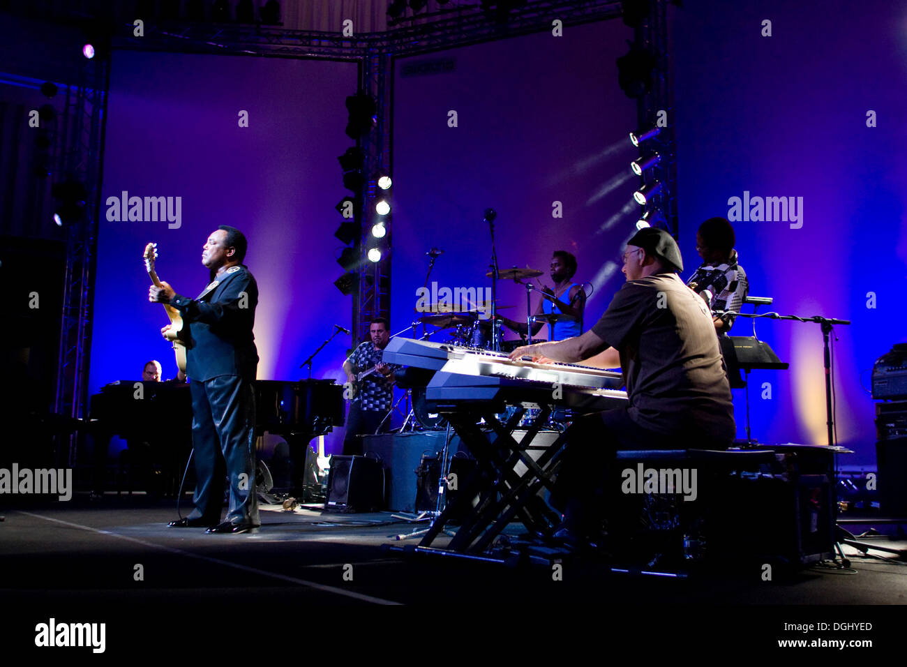 Guitariste et chanteur de jazz américain George Benson avec son groupe, live au Blue Balls Festival dans la salle de concert du KKL de Lucerne Banque D'Images