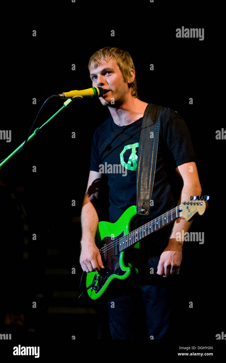 Peter Brugger, chanteur et guitariste du groupe allemand Sportfreunde Stiller, habitent à l'Heitere Open Air de Zofingen Banque D'Images