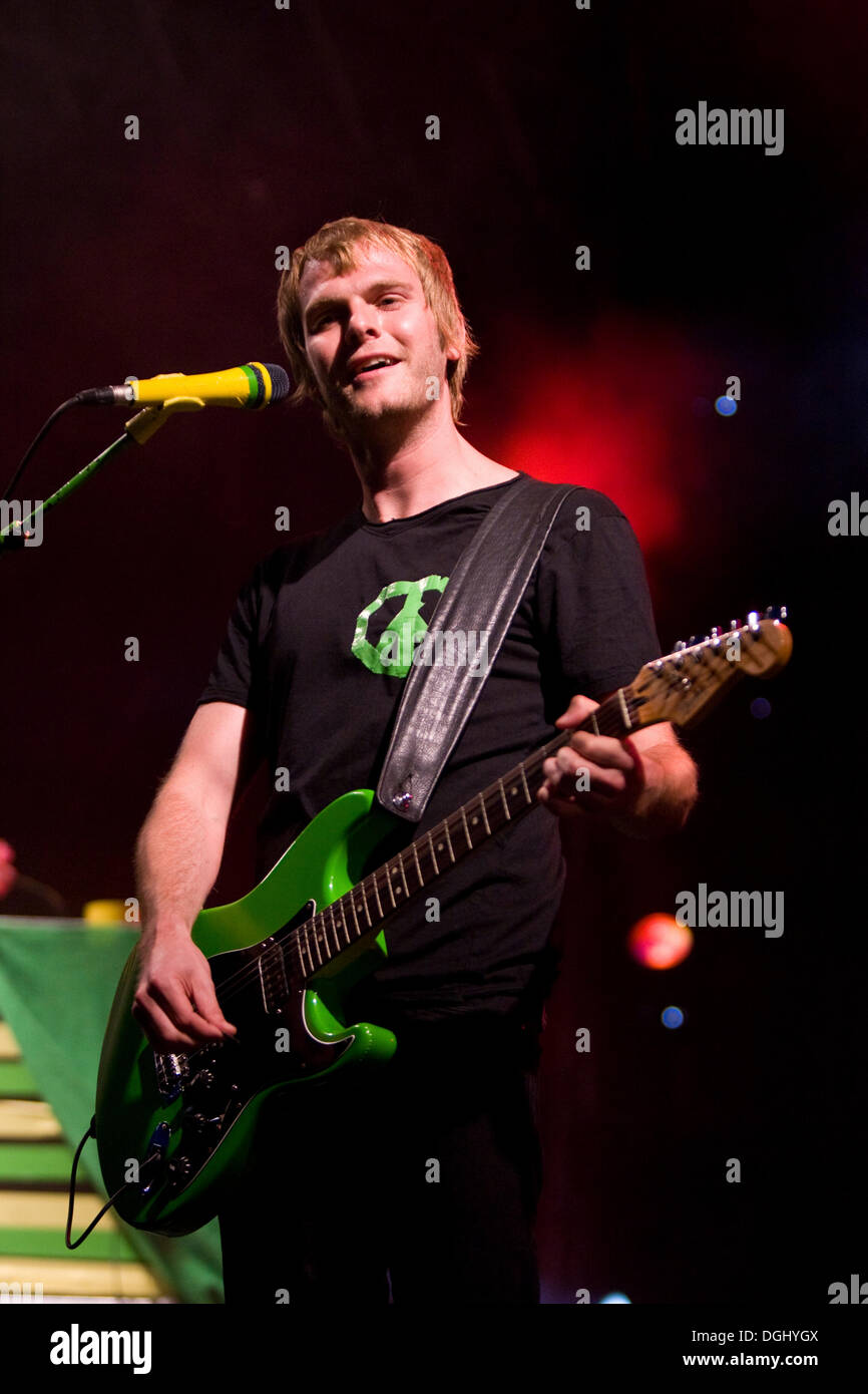 Peter Brugger, chanteur et guitariste du groupe allemand Sportfreunde Stiller, habitent à l'Heitere Open Air de Zofingen Banque D'Images