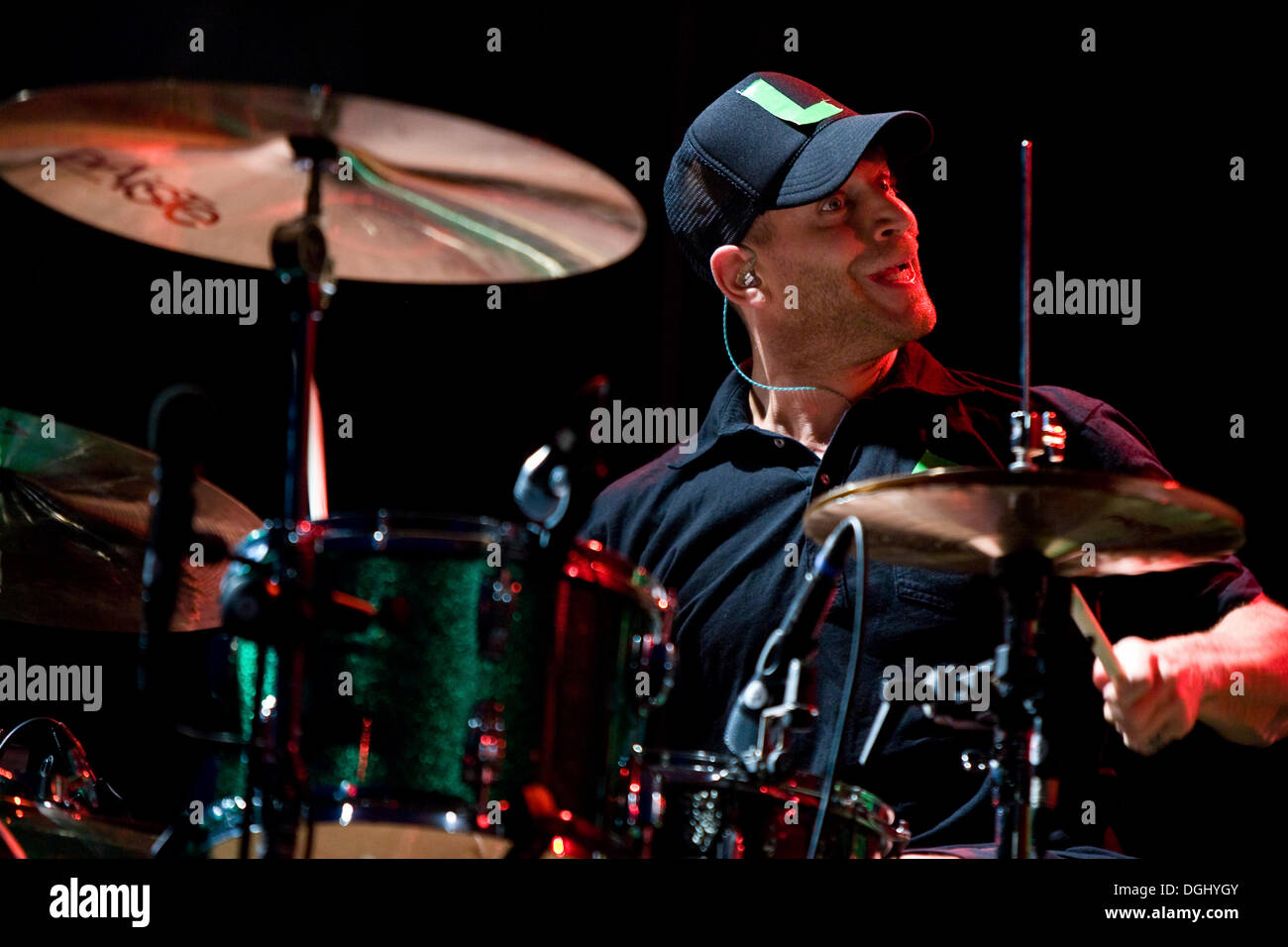 Florian Weber, le batteur du groupe allemand Sportfreunde Stiller, habitent à l'Heitere Open Air de Zofingen, Suisse Banque D'Images