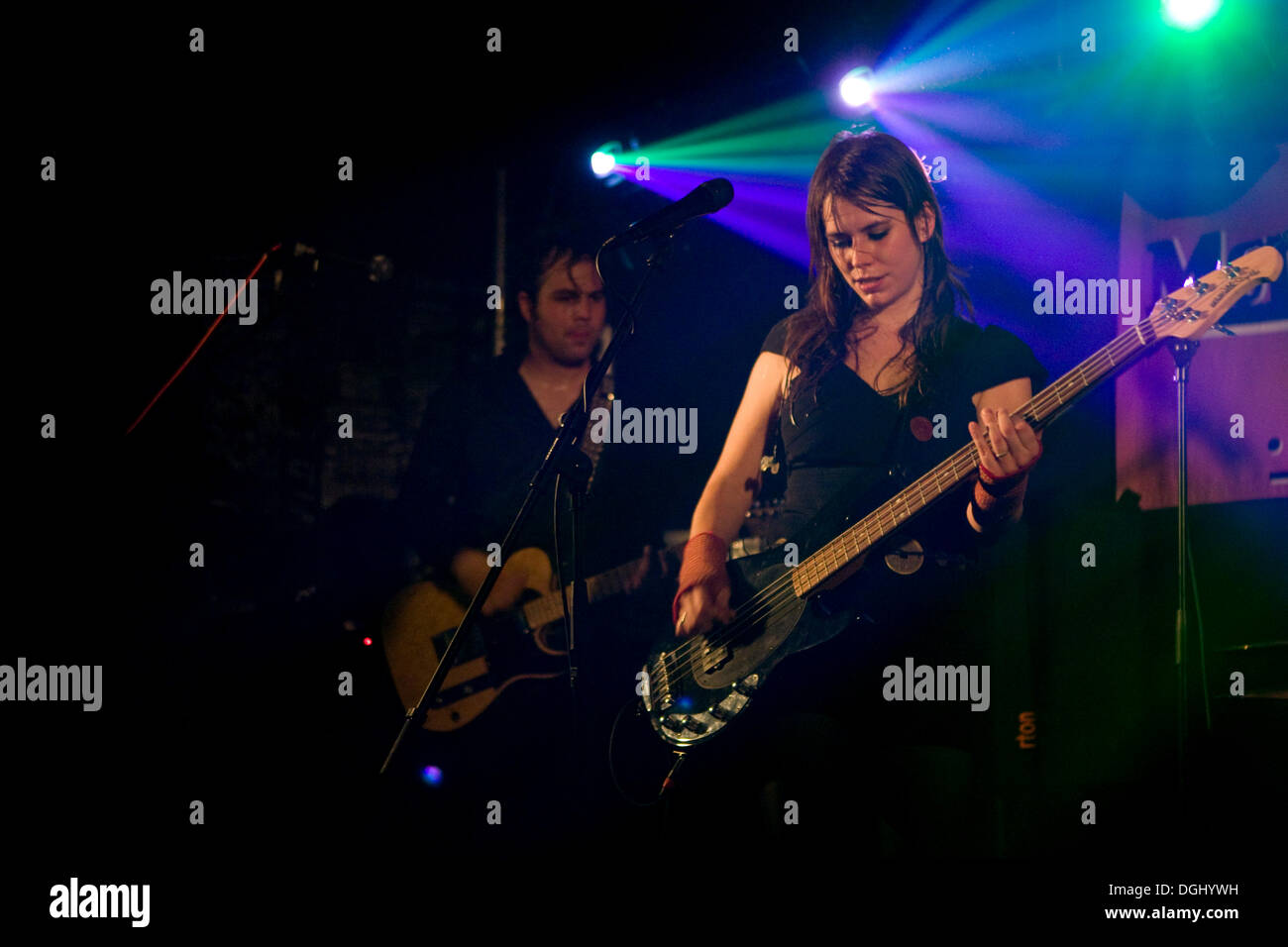 Muriel Rhyner, chanteur, bassiste et de la femme avant le groupe suisse Delilahs vivent dans le Club Knascht, Lucerne, Suisse Banque D'Images