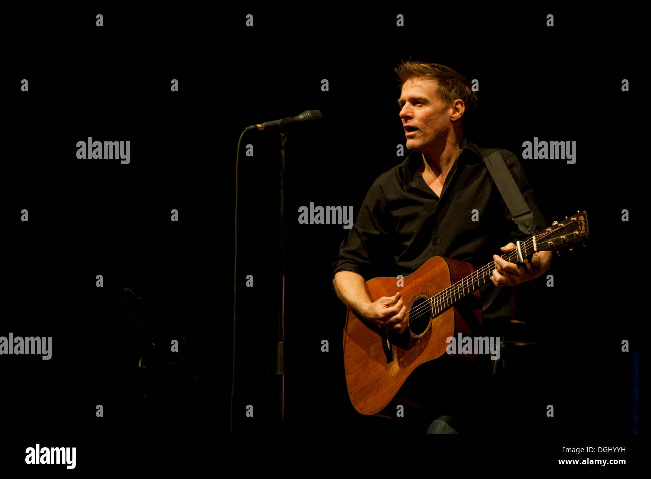 Le chanteur et compositeur canadien Bryan Adams vivent dans la salle de concert KKL de Lucerne, Suisse Banque D'Images