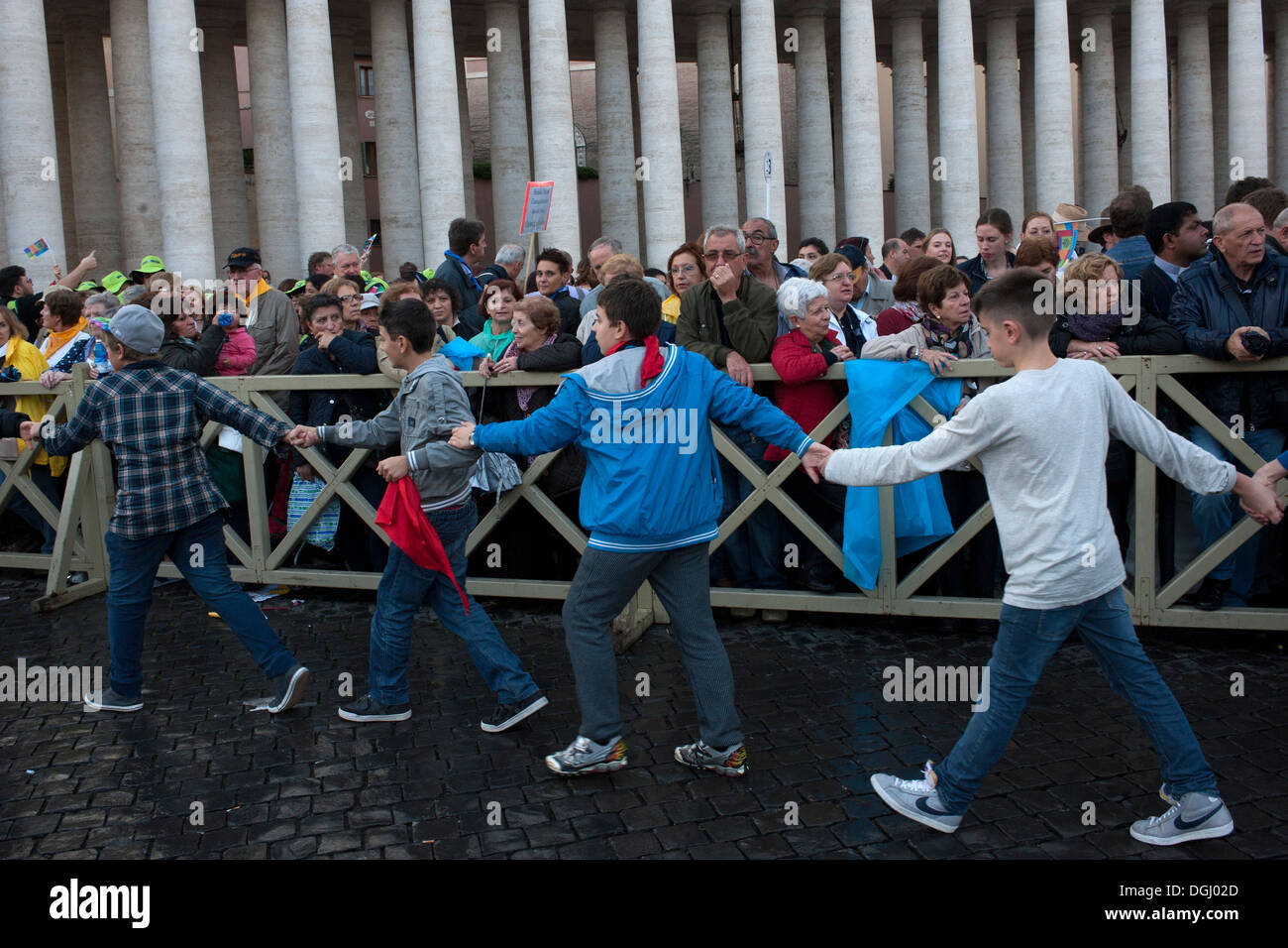 Pèlerins sur la Place Saint-Pierre dans l'audience du Pape François Banque D'Images