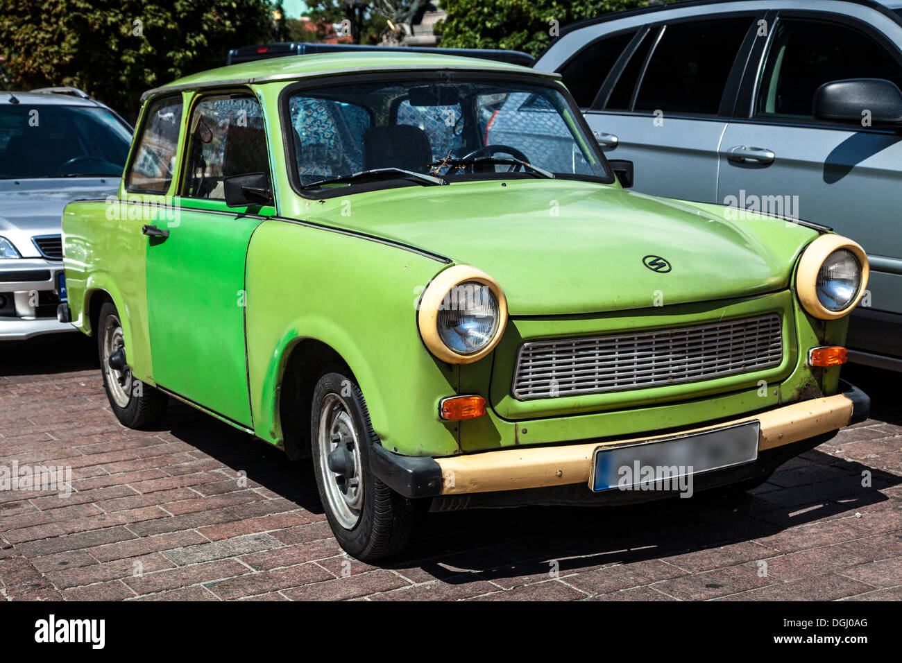 Une vieille Trabant verte 601S une voiture fabriquée en Allemagne de l'est à l'époque socialiste et maintenant un classique. Banque D'Images