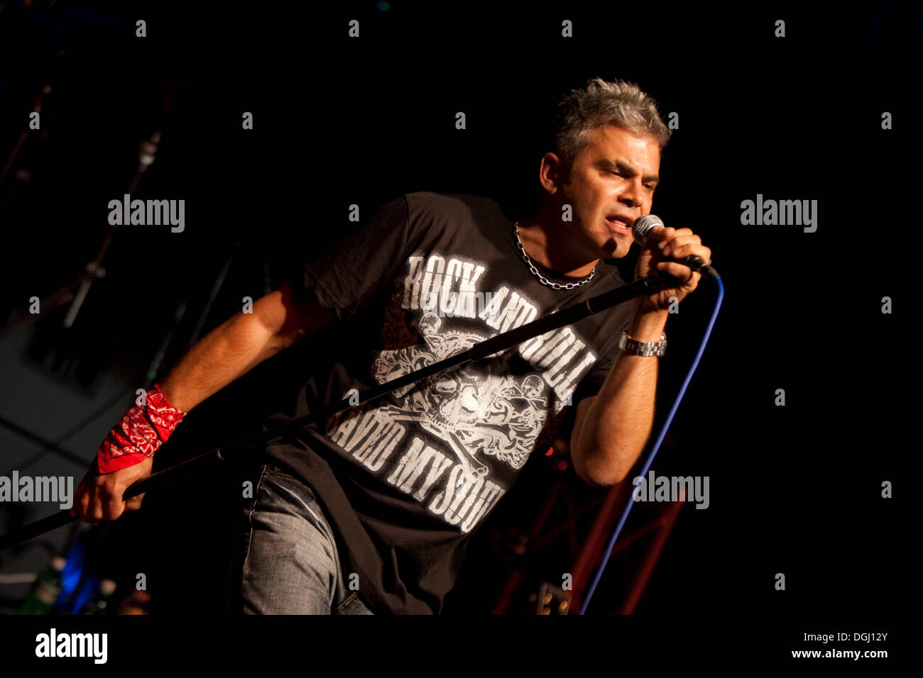 Eric St. Michaels, chanteur et leader du groupe de rock Suisse Chine vivent à la Rockparty dans la salle polyvalente de Banque D'Images