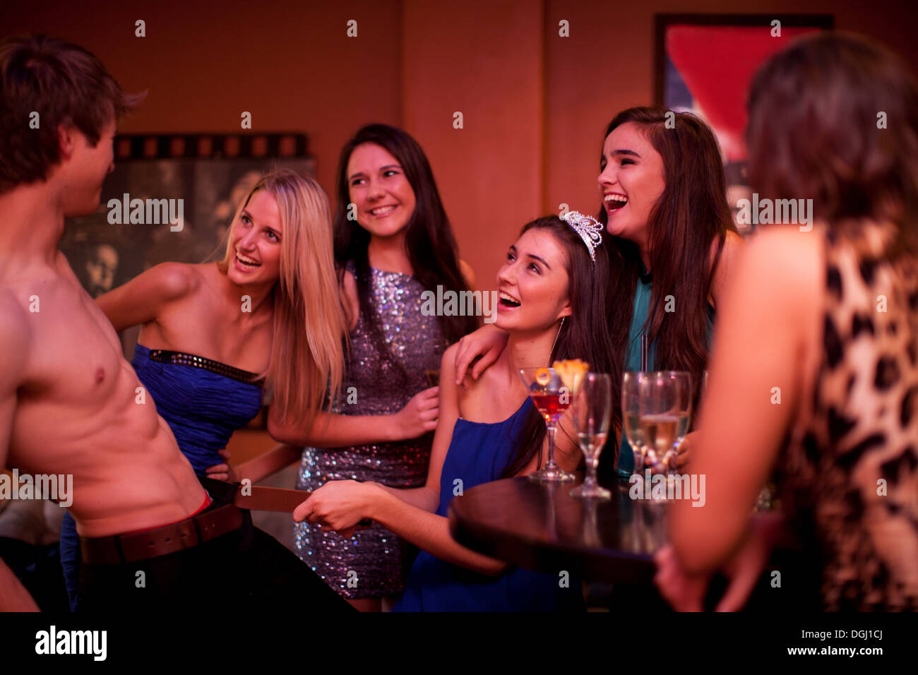 Les jeunes femmes regardant homme stripper à hen party Banque D'Images