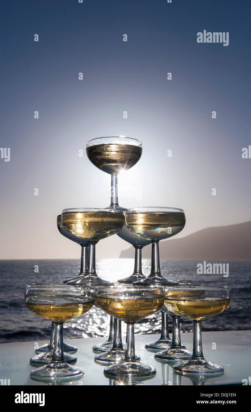 Verres à Champagne en forme de pyramide avec mer en arrière-plan Banque D'Images