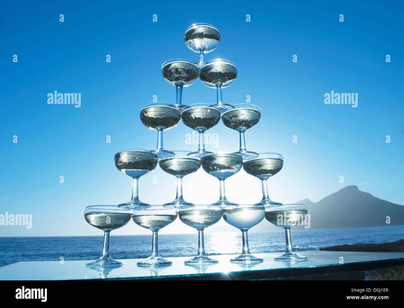 Verres à Champagne en forme de pyramide avec mer en arrière-plan Banque D'Images