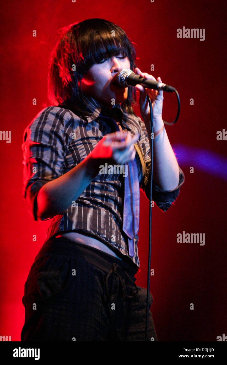 Jen Bender, chanteur et frontwoman du groupe de pop électro allemand, Grossstadtgefluester Schueuer live au lieu, Lucerne Banque D'Images