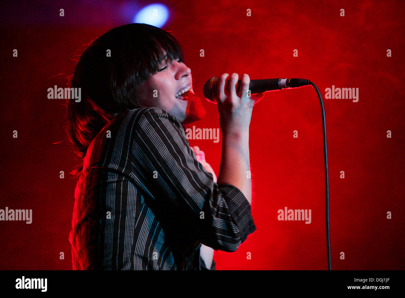 Jen Bender, chanteur et frontwoman du groupe de pop électro allemand, Grossstadtgefluester Schueuer live au lieu, Lucerne Banque D'Images