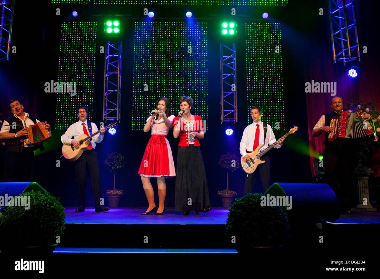 Musique folklorique suisse et groupe pop Oesch's die Dritten live à la 10e Schlager-Night dans la nouvelle salle des fêtes Allmend Banque D'Images