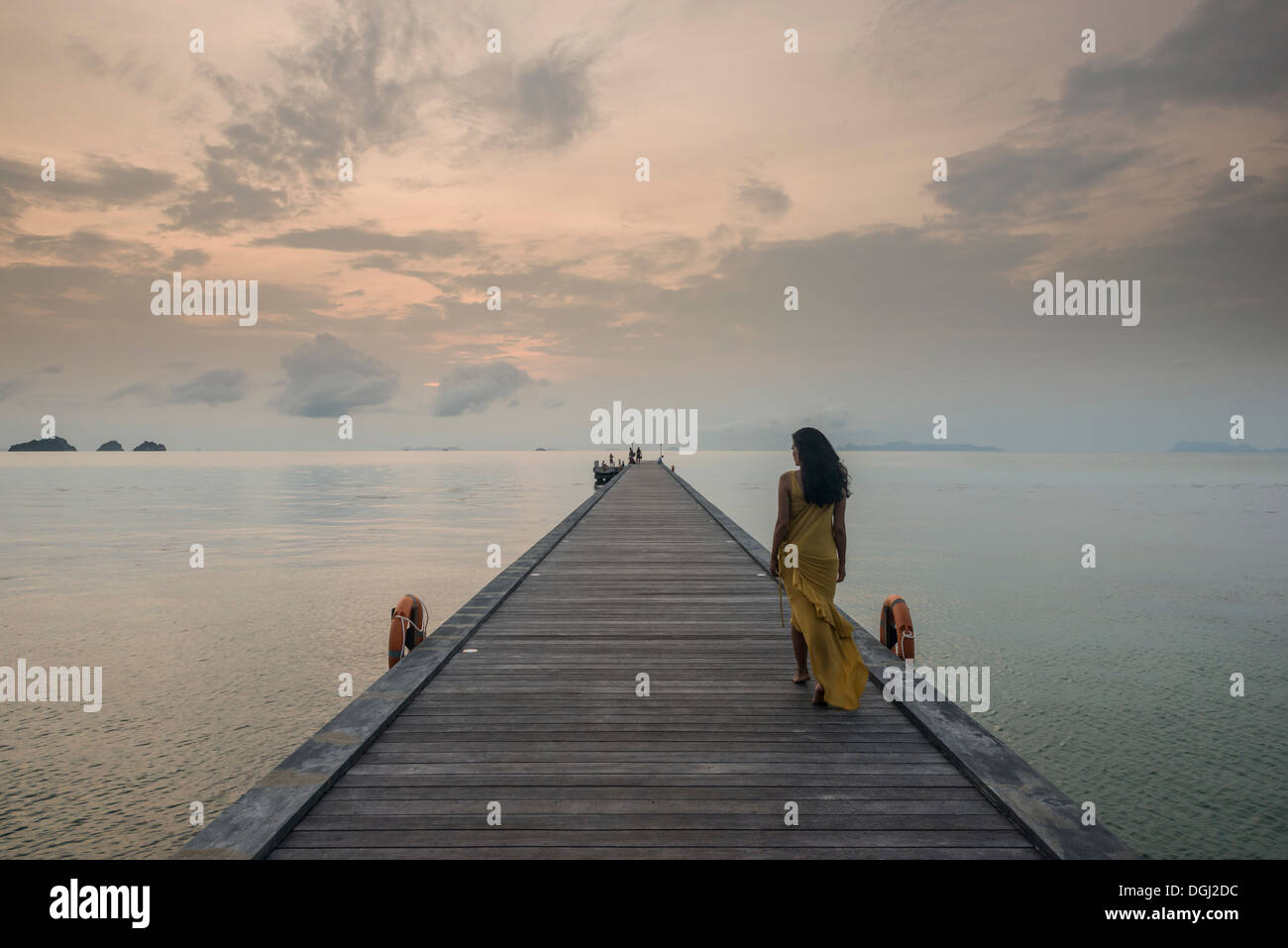 Femme sur la jetée, Taling Ngam beach, Ko Samui, Thaïlande Banque D'Images