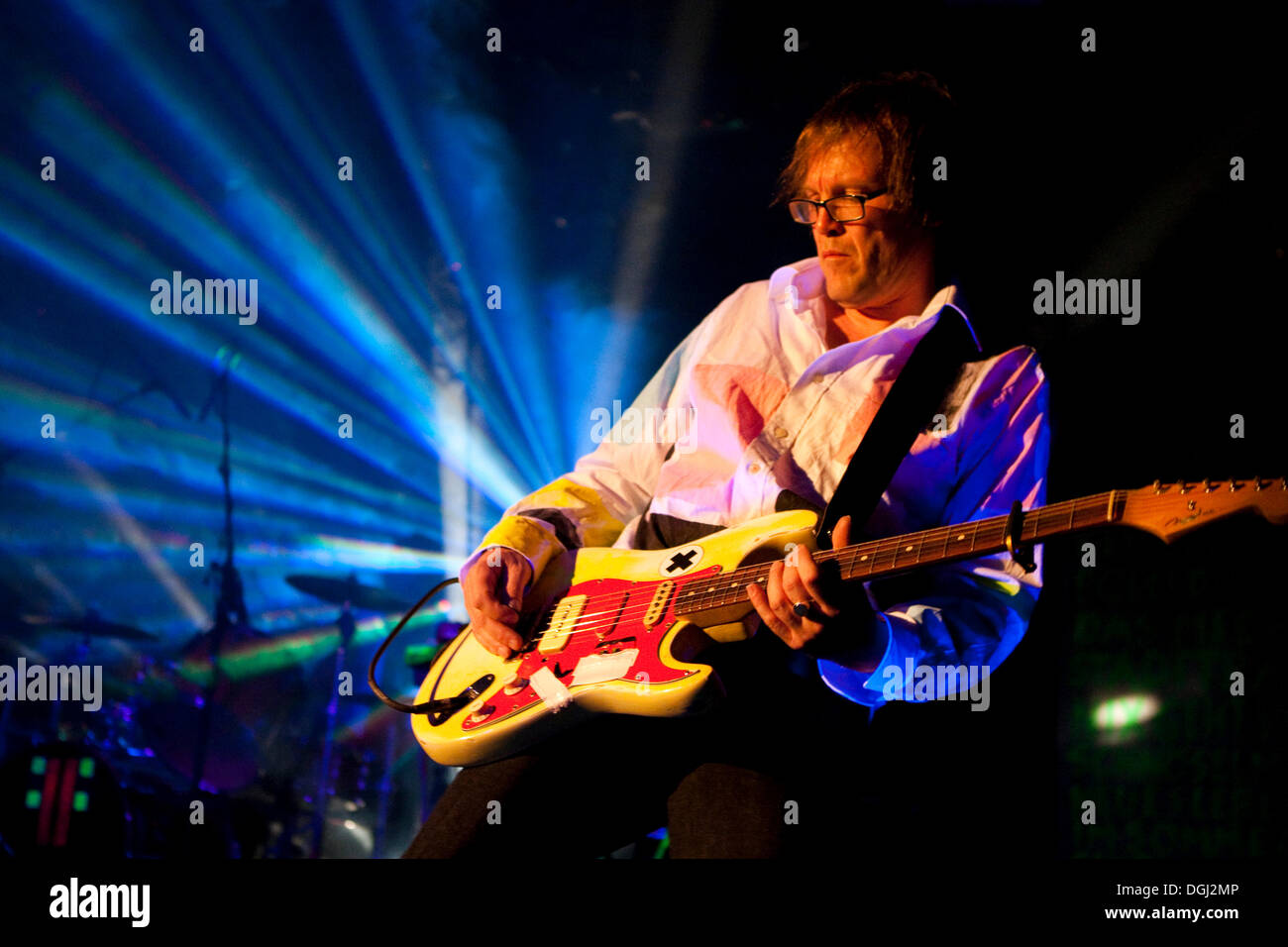 Uwe Jahnke, guitariste du groupe allemand Fehlfarben vivent dans le lieu Schueuer, Lucerne, Suisse Banque D'Images