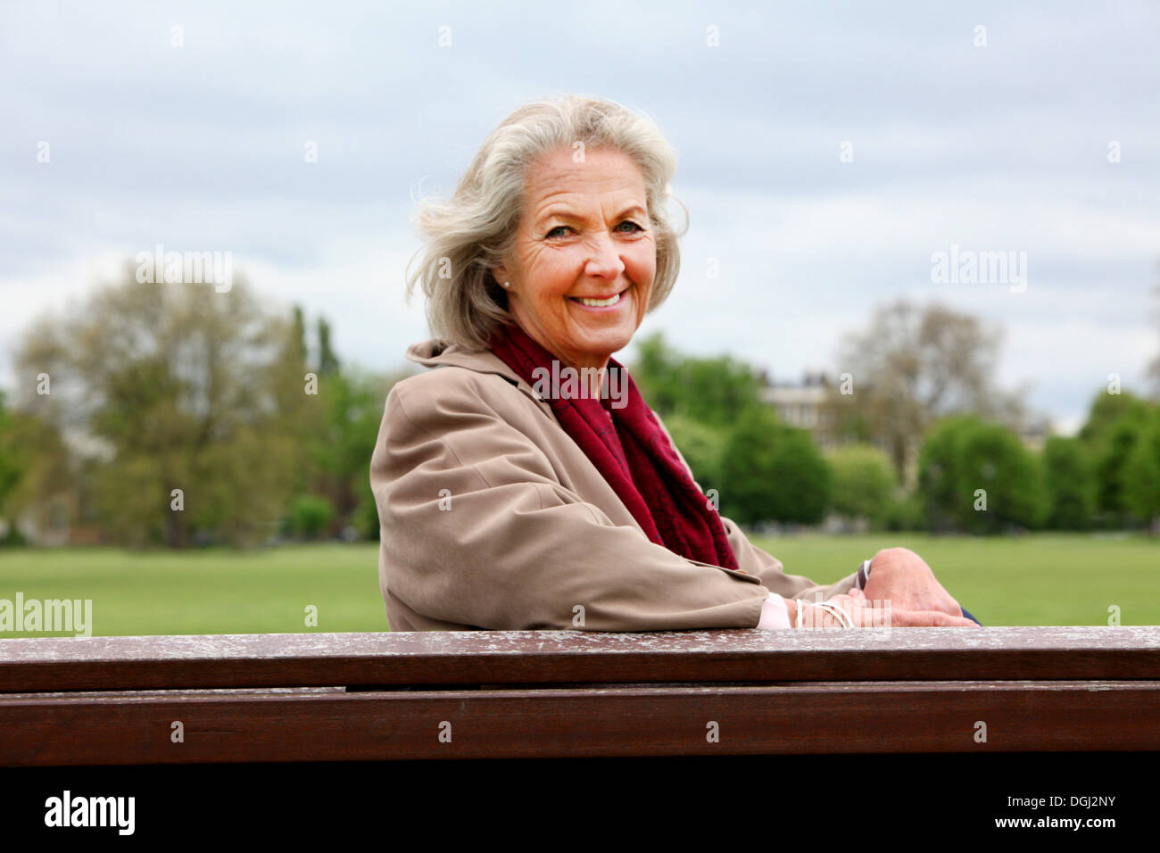 Senior woman sitting on park bench, portrait Banque D'Images